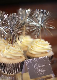 Aplicar enfeites em cima do cup cake funciona bem para caracterizar o ano novo (Foto: Reprodução)